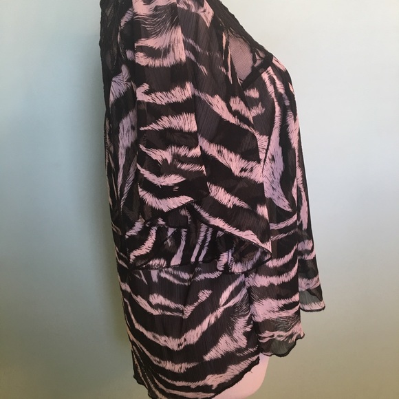 🦓Ladies Size Medium Animal Print Blouse - Picture 6 of 8